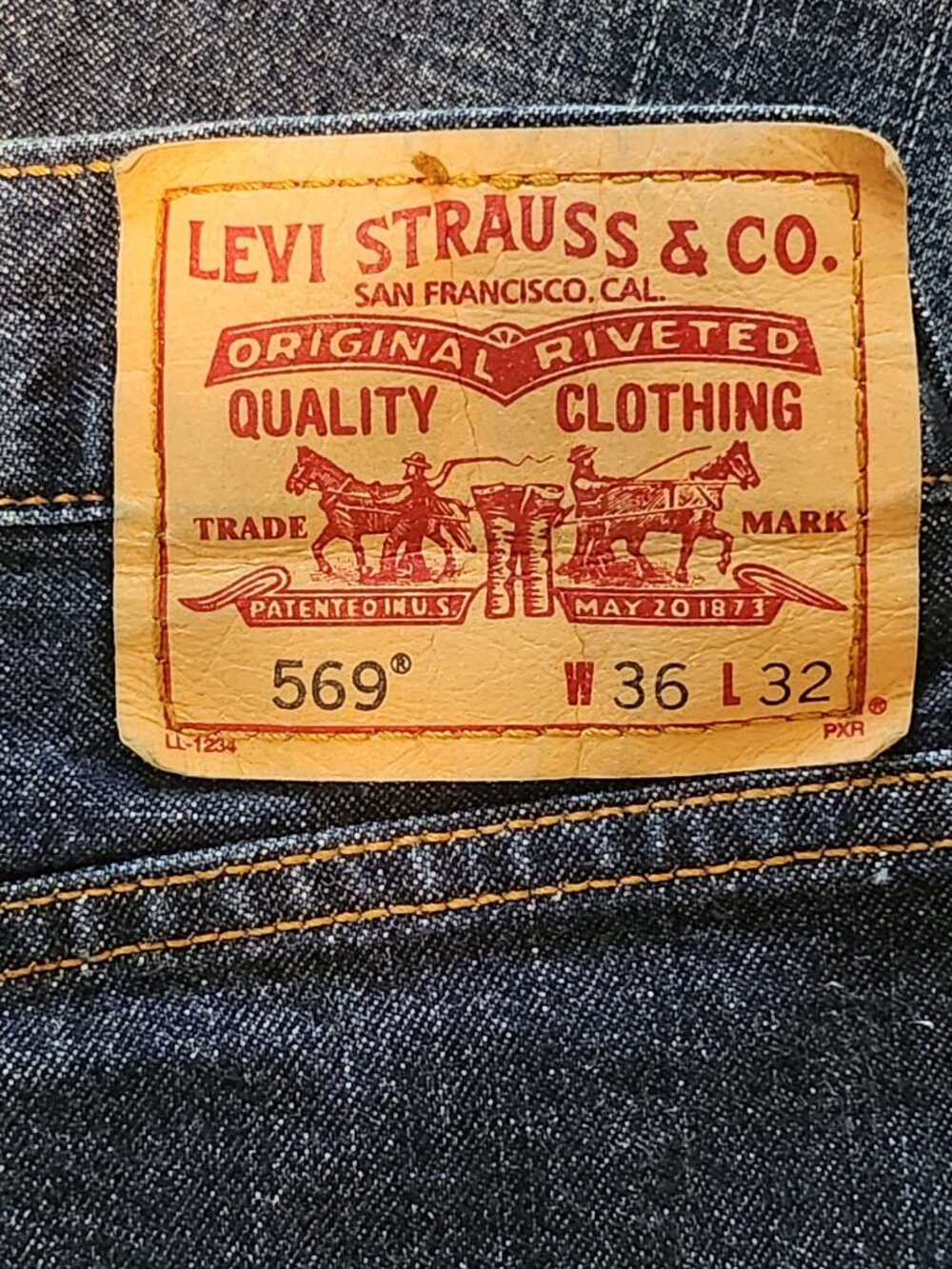 Levi's 569 Loose Straight Jeans Men's 36x32 Dark Wash Denim No Flaws - Picture 3 of 5